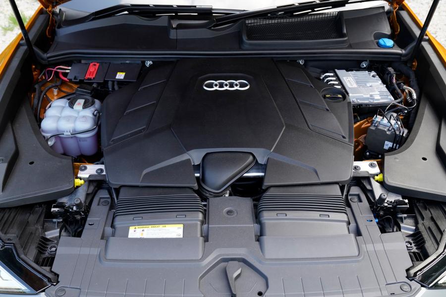 Моторный отсек Audi Q8 55 TFSI Quattro S-Line 2019 года  (JP) (фото 9 из 37)